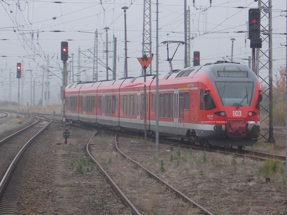 Auf Grund von Bauarbeiten,im Bahnsteigtunnel,wird für Ein-und Ausfahrten in Bergen/Rügen nur ein Gleis genutzt.Aus Gleis 4 fuhr der 429 028,am 04.November 2015,nach Stralsund.