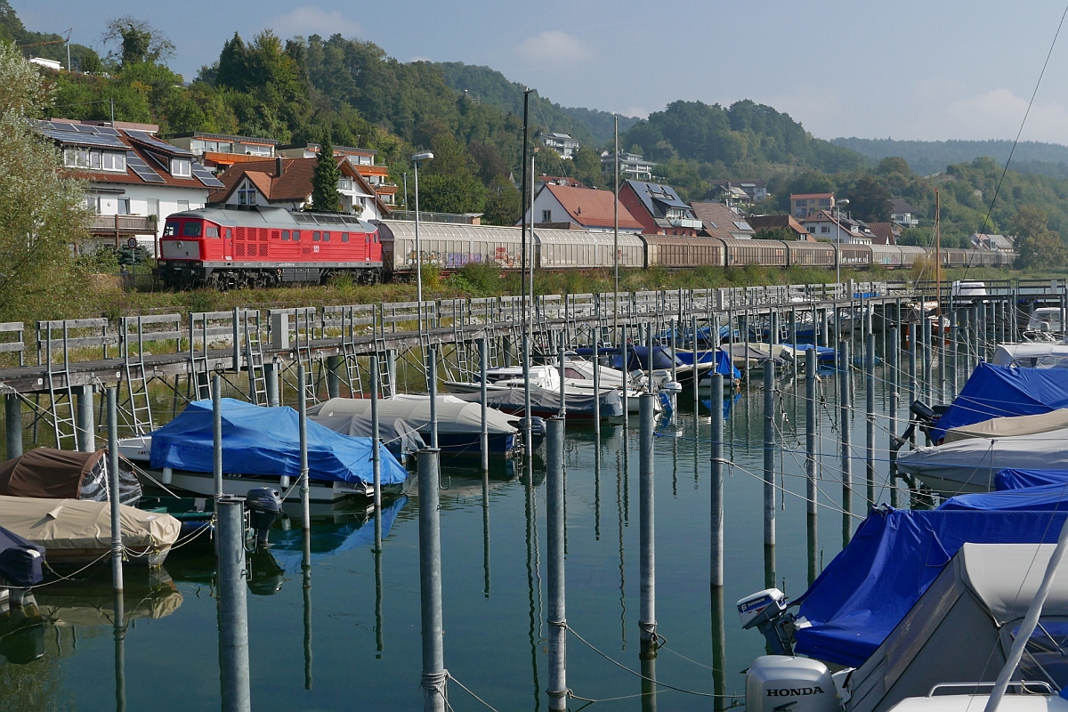 Auf Grund einer baustellenbedingten Streckensperrung zwischen Konstanz und Radolfzell wurde der von Wolfurt ber die Schweiz Richtung Singen fahrende Schiebewandwagenzug ber die Bodenseegrtelbahn umgeleitet. In Sipplingen zieht 232 201-4 den in Lindau-Reutin bernommenen Zug am 28.09.2016 den Bodensee entlang nach Singen.