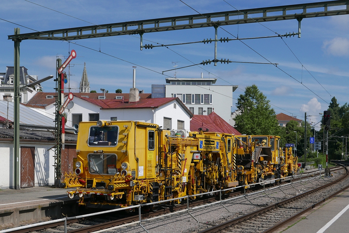 Auf Grund des Ausbaus von zwei Weichen stehen die von SPITZKE eingesetzte Stopfmaschine (08-275 ZW SH von Plasser & Theurer) und Schotterverteil-/Planiermaschine (USP 403 ZW von Plasser & Theurer) am 06.08.2016 im Bahnhof von Konstanz.