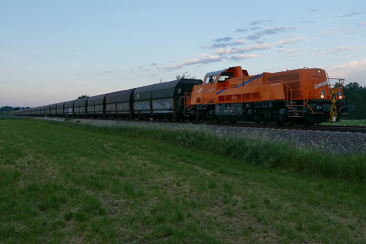 Auf Grund von Gleisbauarbeiten nicht von Friedrichshafen Gbf sondern von Markdorf kommend befindet sich der  Roßberger Kieszug  mit 265 303-8 der Northrail und 30 Wagen der Gattung Falns-x bei Mochenwangen auf der Fahrt nach Roßberg (30.05.2017).