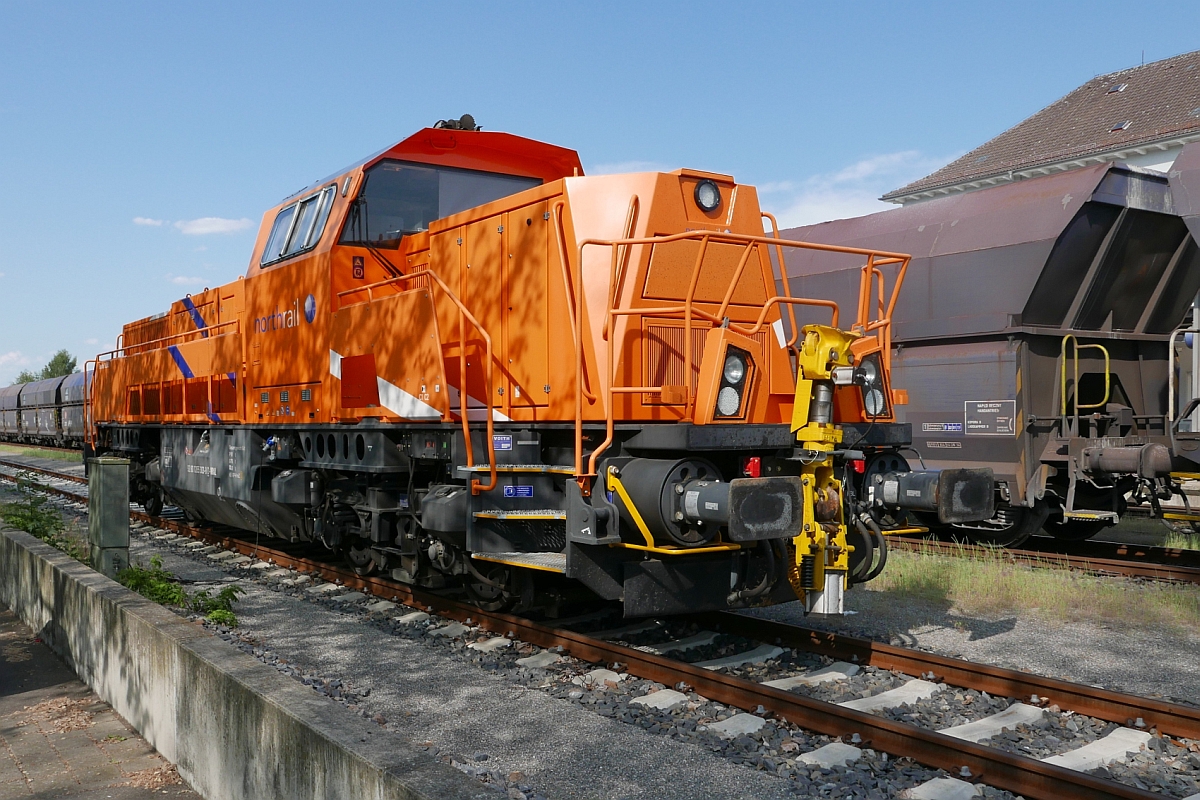 Auf Grund von Gleisbauarbeiten sind Wagen und Lok vom “Roberger Kieszug“ nicht in Friedrichshafen Gbf sondern in Ravensburg abgestellt. Dort wurde 265 303-8 der northrail am 30.05.2017 fotografiert.