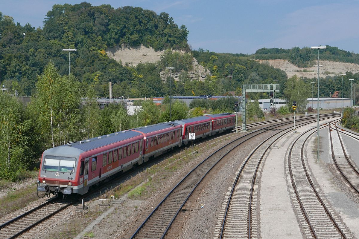 Auf Grund von Lok-/Wagenmangel mssen mal wieder zwei Triebwagen die Leistung von vier lokbespannten Doppelstockwagen bernehmen. 628/629 347 und ein weiterer unerkannt gebliebener Triebwagen der Baureihe 628 fahren am 22.09.2017 als IRE 4215, Stuttgart - Lindau, in den Bahnhof von Biberach (Ri) ein.