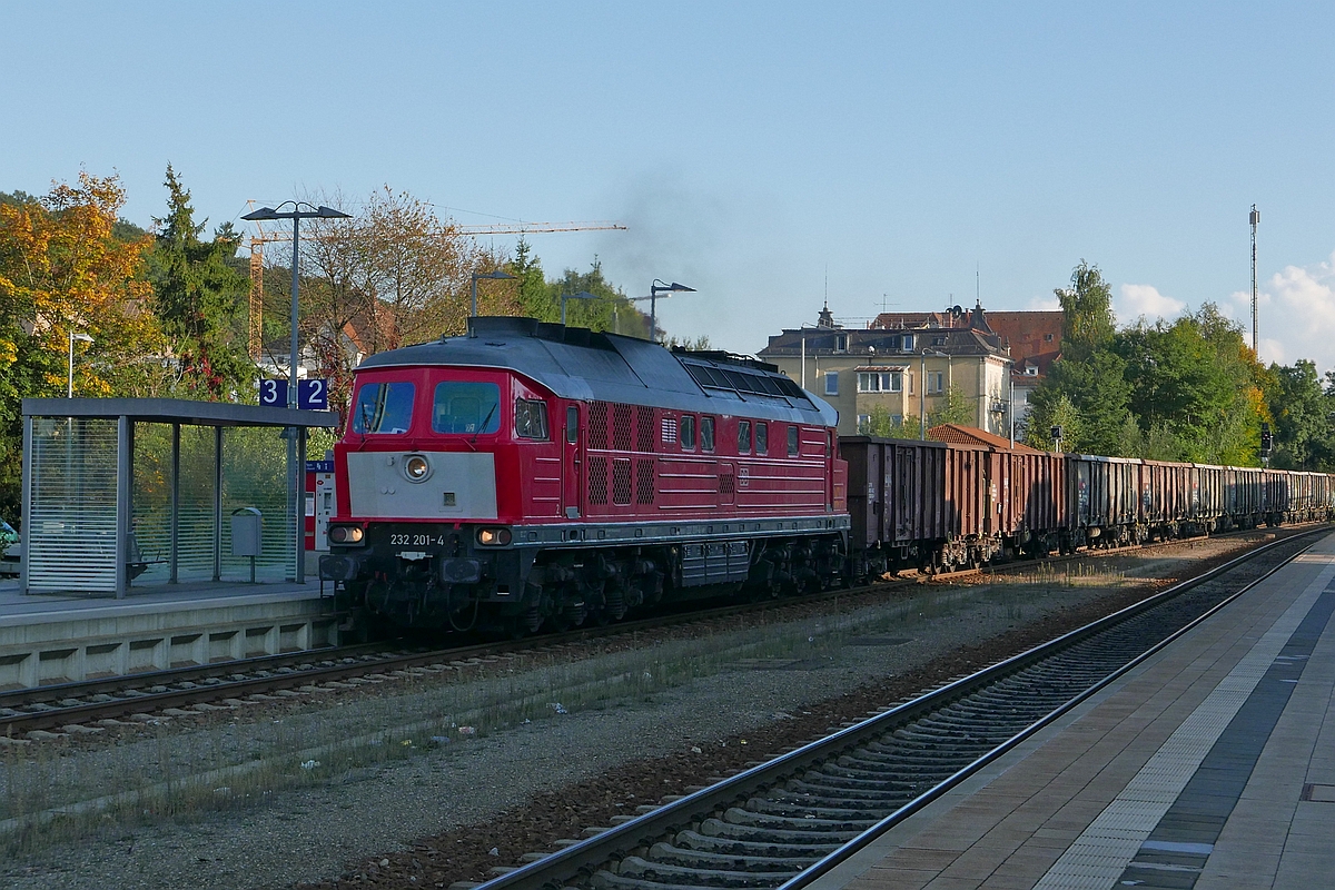 Auf Grund der Signalanzeige „Halt erwarten“ fhrt 232 201-4 mit einem aus offenen Gterwagen der SBB gebildeten Ganzzug am 27.09.2017 langsam in den Bahnhof von Biberach (Ri) ein.