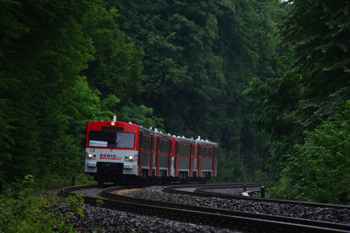 Auf Grund der Tour de France in Düsseldorf fuhr die Regiobahn auf der S28 am 1.7.17 im 15min Takt. Hier für wurden bei der Bayernbahn die beiden ex AKN Triebzüge 133 239 und 133 242 angemietet. Hier sind die beiden Triebzüge von Mettmann kommend unterwegs nach Düsseldorf.

Erkrath 01.07.2017