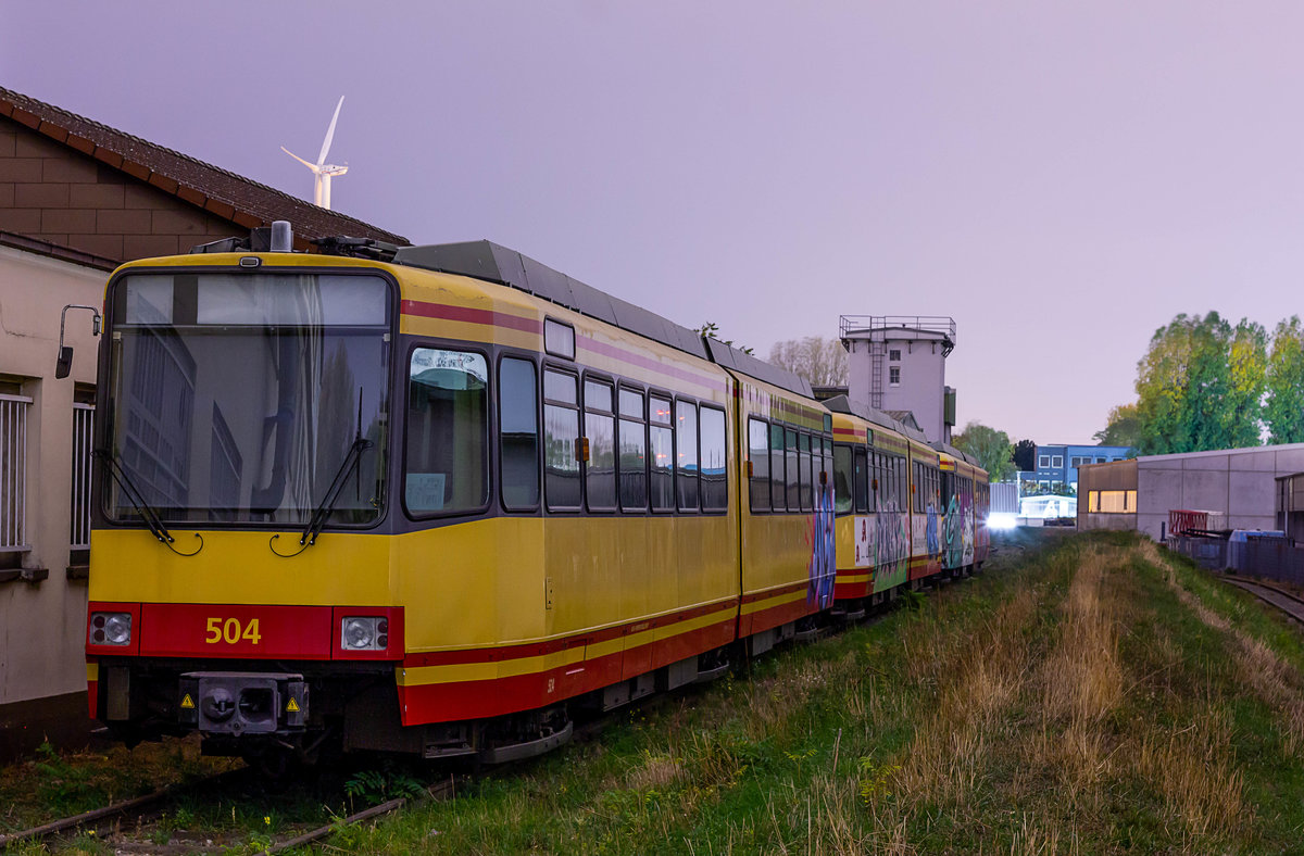 Auf ihre Verschrottung wartend konnte ich am Abend des 26.10.2018 die Wagen 511, 508 und 504 der Albtal-Verkehrsgesellschaft auf einem Hafenbahngleis im Karlsruher Rheinhafen fotografisch festhalten.