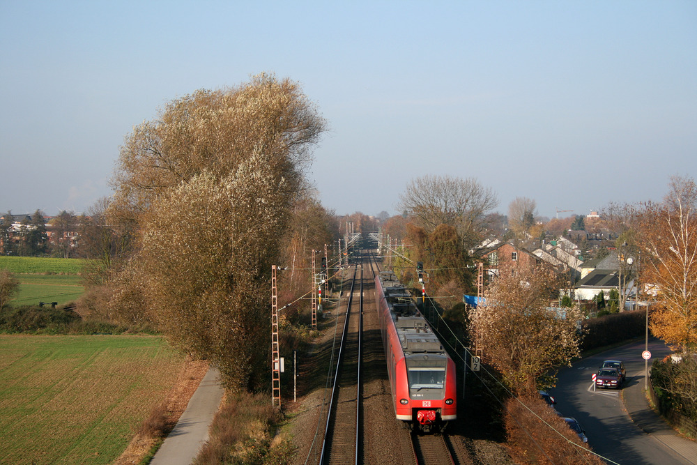 Auf ihrem Weg gen Mönchengladbach wurden 425 096 und 425 054 von der Straßenbrücke Bonnstraße in Pulheim fotografiert.
Aufnahmedatum: 12.11.2011