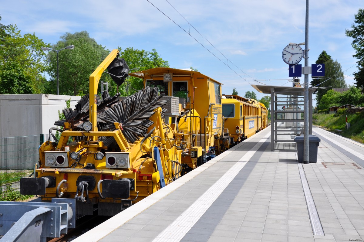 Auf ihren Einsatz warten am 29.05.2015 am Bahnhof Altomünster die Universalschlotterverteil- und Planiermaschine SSP 110 SW von Plasser & Theurer und die Universalstopfmaschine UNIMAT 09-32/4S DYNAMIC von Plasser & Theurer.