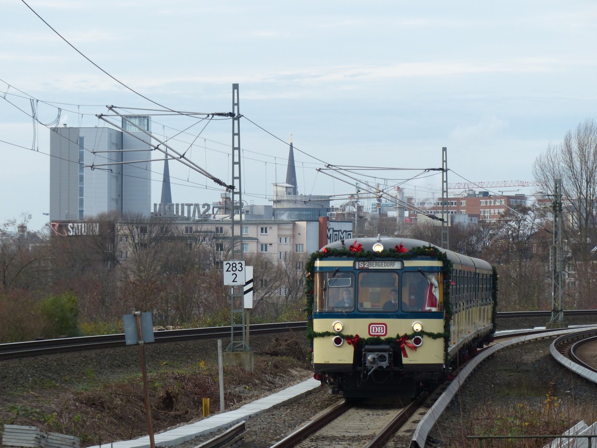 Auf ihrer Fahrt nach Bergedorf durchfährt der Weihnachtszug der Hamburger S-Bahn den Bahnhof Rothenburgsort. 5.12.2015