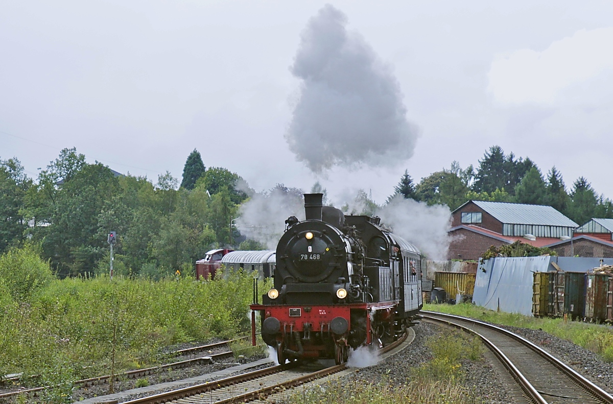 Auf ihrer zweiten Rundtour durch das Bergische Land durchfahren die 78 468 und 212 079-8 am 28.08.2021 mit dem Lengericher Traditionszug Wuppertal-Ronsdorf