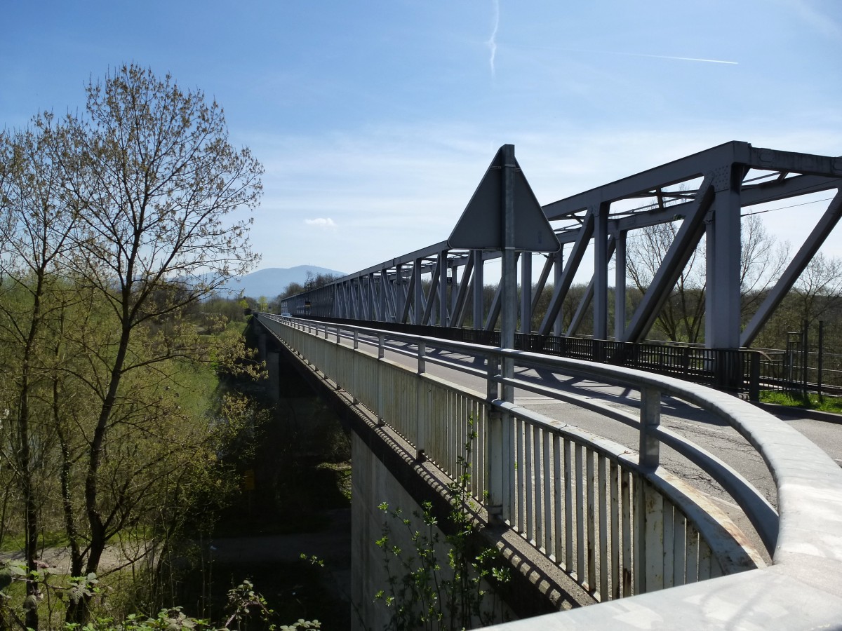 auf dieser kombinierten Straen-Eisenbahnbrcke bei Neuenburg berquert der TGV auf der Fahrt von Freiburg nach Paris den Altrhein, April 2013