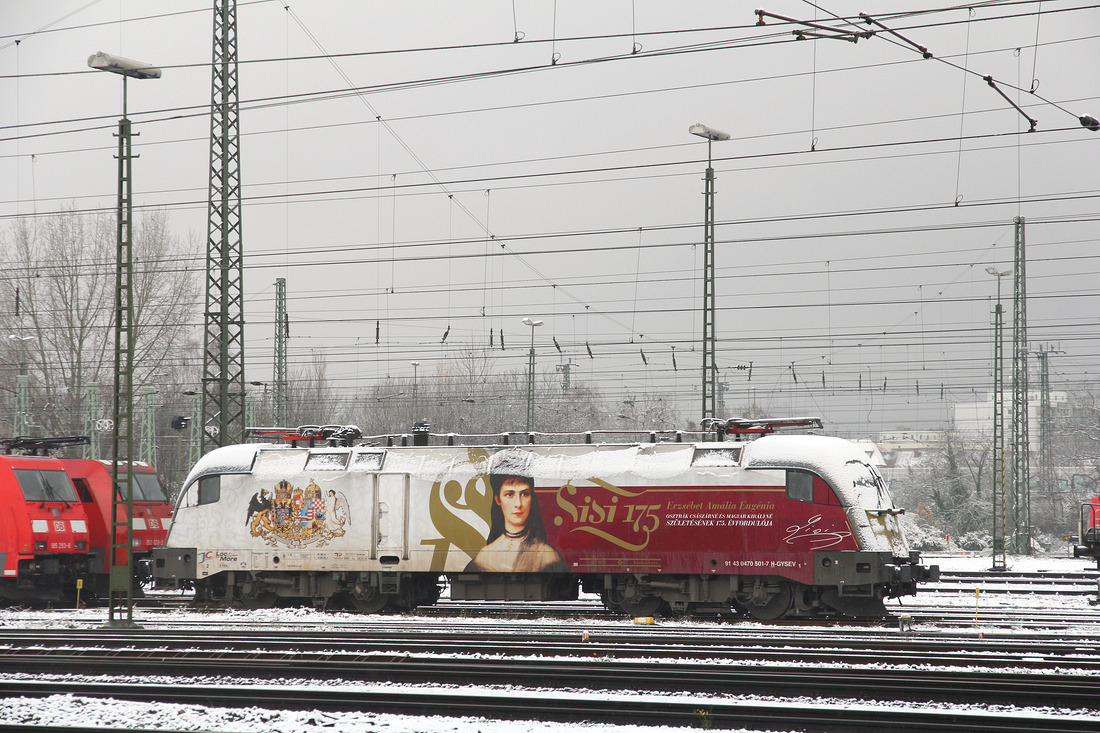 Auf den langen Nummer  91 43 0470 501-7 H-Gysev  hört dieser Taurus der ungarischen Gysev.
Aufgenommen am 1. Dezember 2017 in Karlsruhe, am Rande des Rangierbahnhofs.