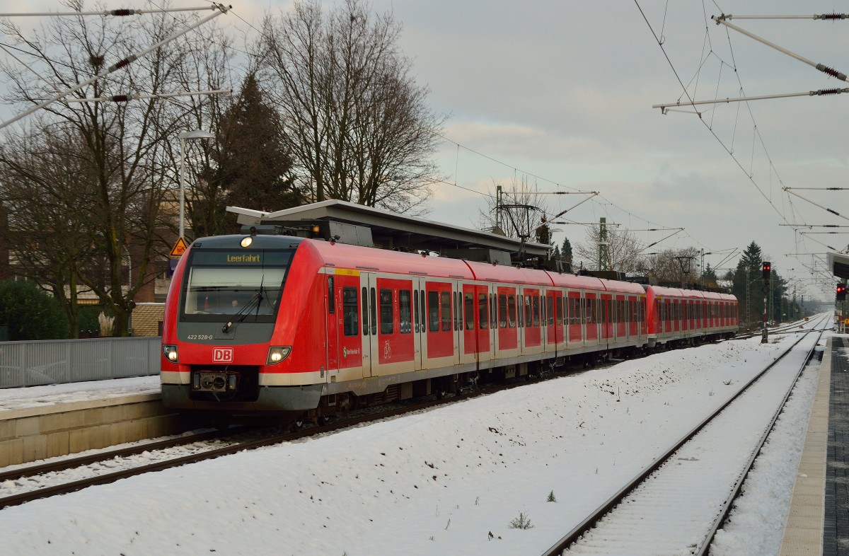 Auf Leerfahrt ist der 422 528-0 hier in Kleinenbroich in Richtung Mönchengladbach unterwegs. 24.1.2015