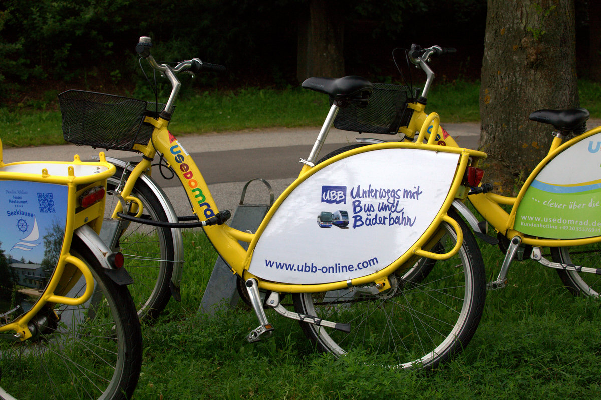 Auf den Leihfahrrädern der Insel Usedom findet sich auch die Reklame für die UBB.
Aufgenommen am Haltepunkt Koserow. 23.07.2017 12:04  Uhr.