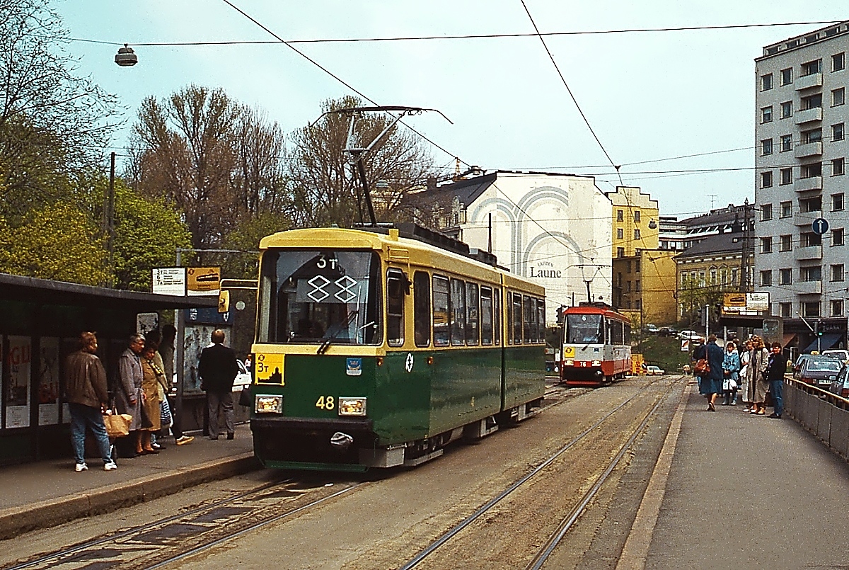 Auf der Linie 3T der Straßenbahn Helsinki ist im Mai 1988 der MLNRV 1 48 unterwegs. Diese Gelenkwagen wurden zwischen 1973 und 1975 beschafft.