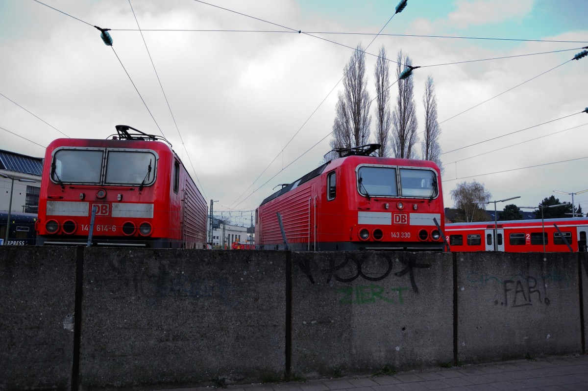Auf der Mauer, auf der Lauer....eh ne eher hinter der Mauer lugen die beiden 143 614-6 und 143 330 im Düsseldorfer Regio Depot in Düsseldorf Wersten am Dillenburger Weg hervor. 24.3.2014