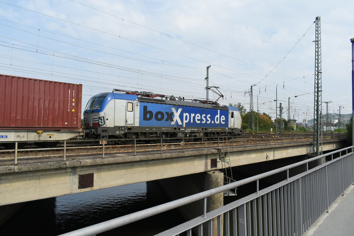 Auf der Neckarbrücke in Heilbronn konnte ich die etwas überraschend gekommene Boxpress 193 834 mit einem Klv am frühen Nachmittag ablichten. 6.9.2018