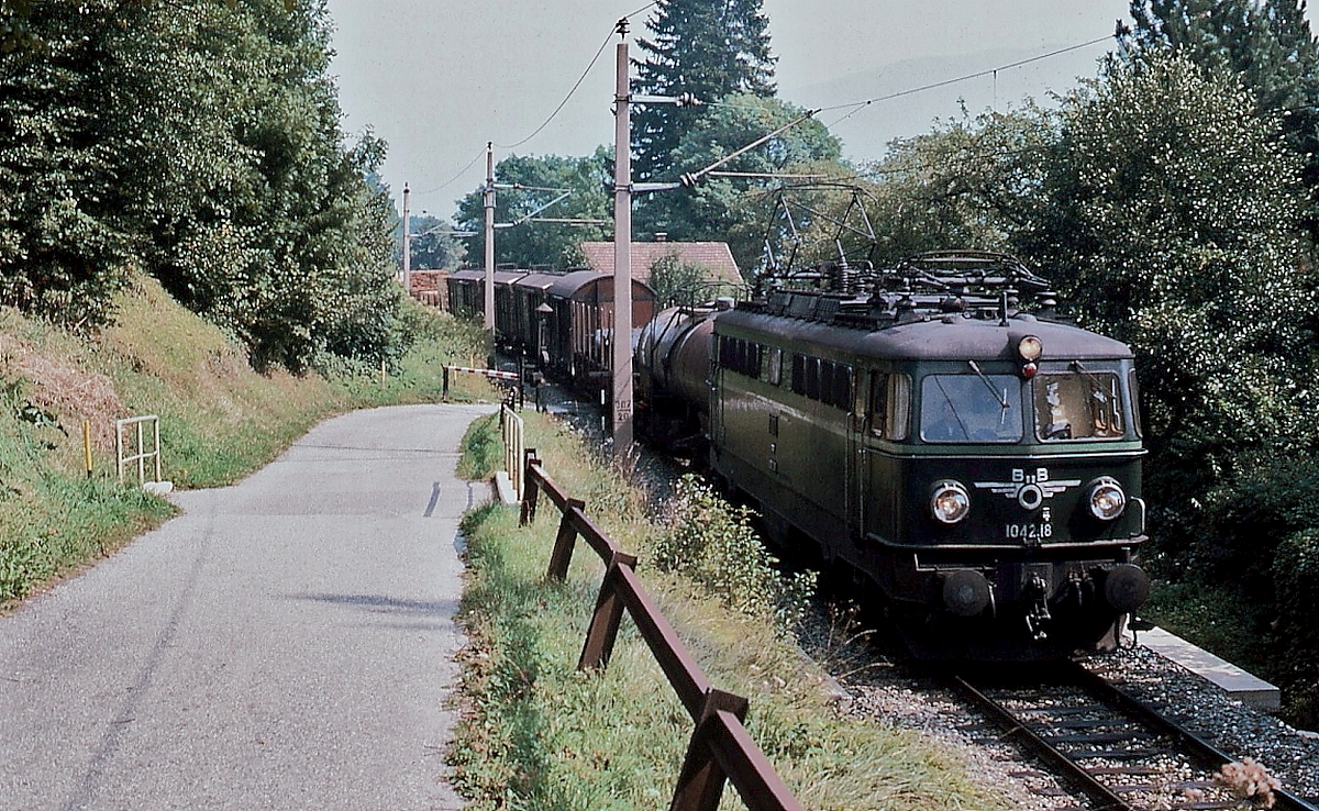 Auf der Ossiacherseestrecke bei Sattendorf ist 1042.18 im Sommer 1981 unterwegs