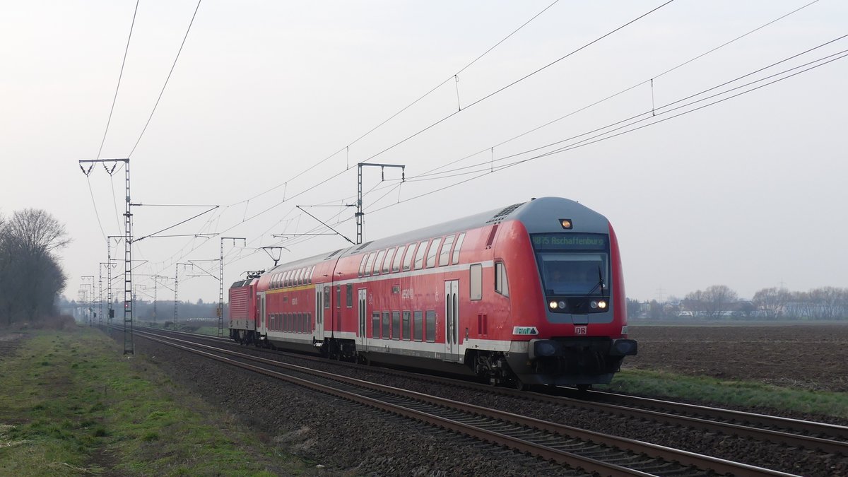 Auf der Rhein-Main Bahn Bischofsheim - Aschaffenburg ist zwar eigentlich keine Einrichtung für einen Gleiswechselbetrieb eingebaut, wenn mal ein Zug liegen bleibt, bleibt einem aber nichts anderes übrig, anstatt doch mal über das Gegengleis zu fahren. Dann aber schön langsam und auf Befehl. Hier ist eine solche Gegebenheit zwischen Klein-Gerau und Weiterstadt zu sehen. Aufgenommen am 8.2.2018 16:48