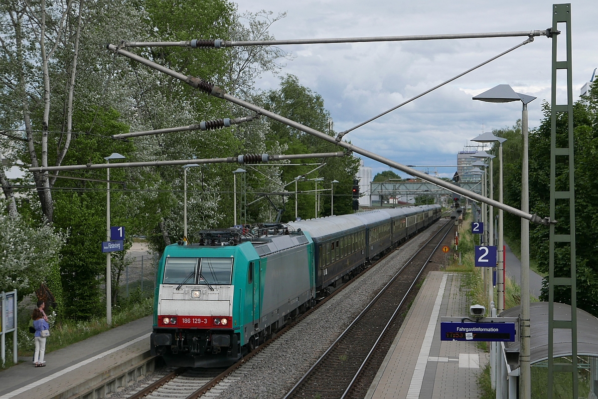 Auf der Rckfahrt von Konstanz nach Bietigheim-Bissingen passiert 186 129-3 (91 51 5 270 008-3 PL-ATLU) mit den aus CLASSIC COURIER-Wagen gebildeten Sonderzug am 01.07.2017 die Haltestelle Konstanz-Frstenberg. Dank an Olli fr die Info.