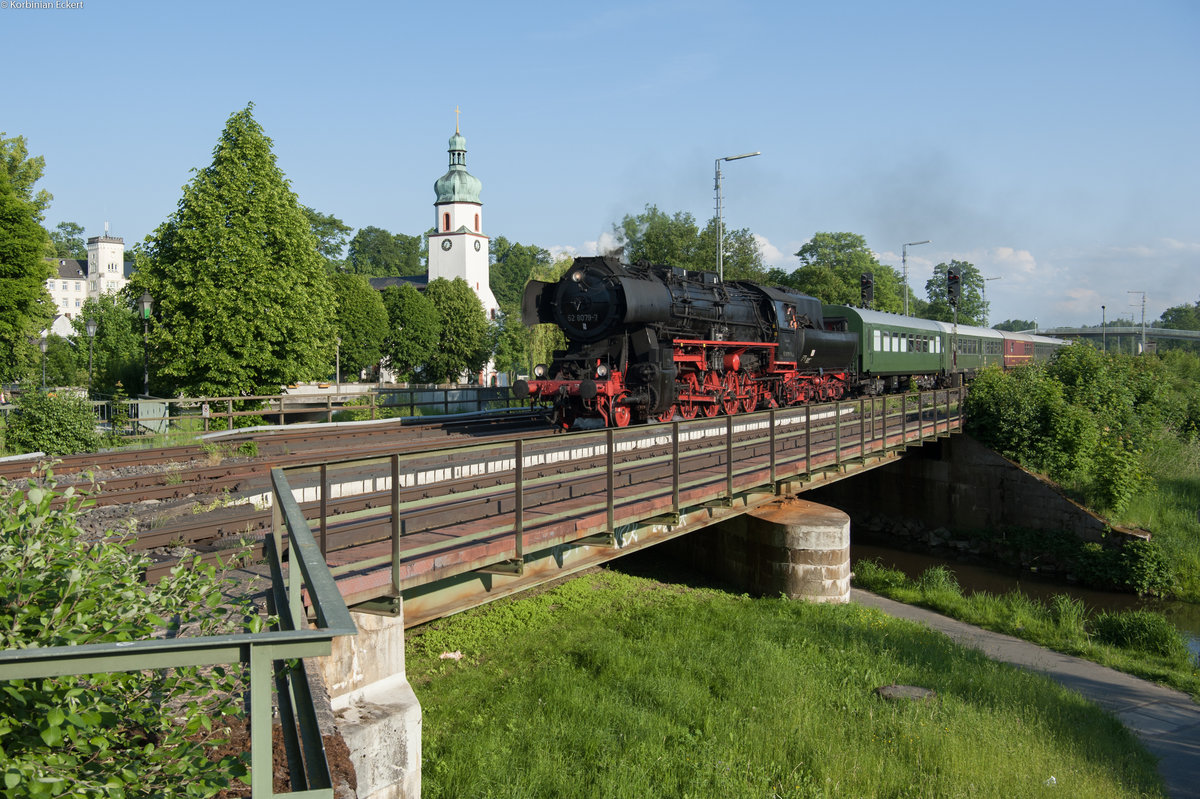 Auf der Rückfahrt von den Pfingstdampftagen in Neuenmarkt-Wirsberg konnte 52 8079 in Oberkotzau aufgenommen werden, 21.05.2018