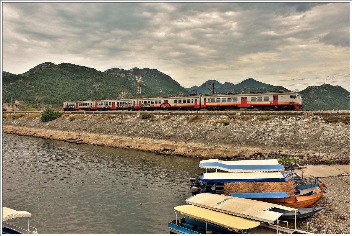 Auf der Rückfahrt zum Flughafen Podgorica begegnet mir noch der R7105 Bar - Podgorica mit dem RVR 412-045. Am Damm von Lesendro befindet sich das Restoran Skadarsko Jezero und von hier und Virpazar starten die Ausflugsboote auf den Skutariesee. (03.08.2016)