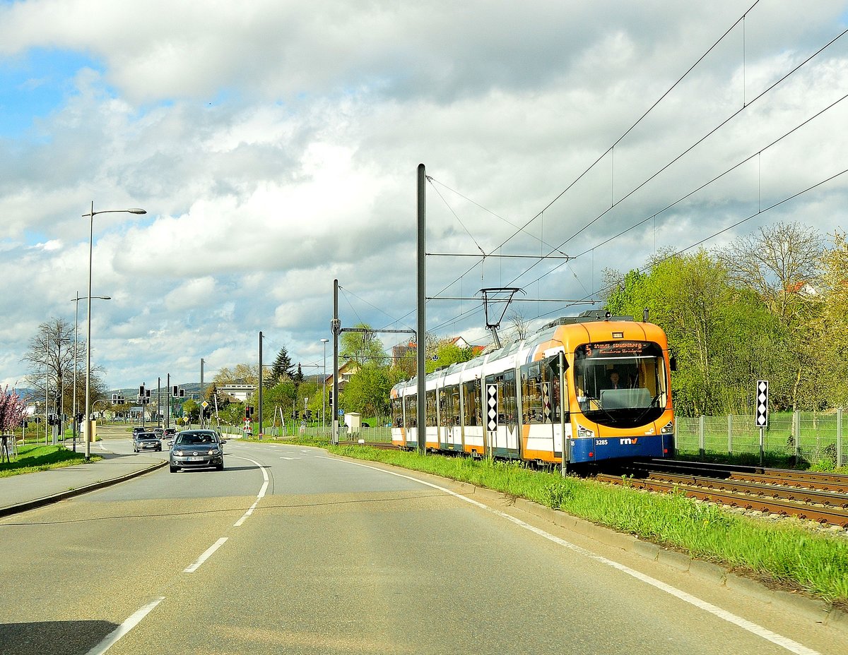 Auf Rundfahrt ist der VRN Triebwagen 3285 hier ist er in Richtung Heidelberg unterwegs aus Richtung Weinheim kommend.16.4.2016
