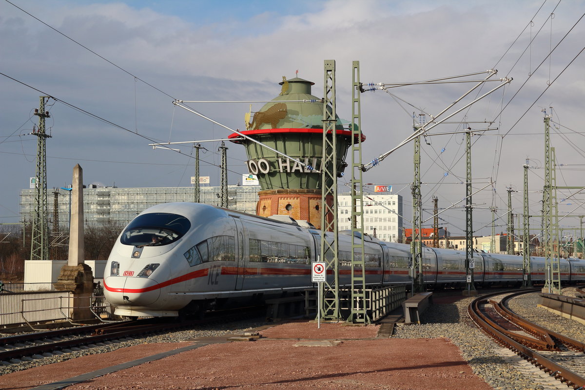 Auf Schnee folgt Sonne. 
Am Morgen lag in Halle noch Schnee. Am Mittag war dieser bereits geschmolzen. Als Tz  Münster/Westf.  als ICE 1005 (Berlin Gesundbrunnen - München Hbf) Halle (Saale) Hauptbahnhof erreicht, scheint jedoch die Sonne.

Halle (Saale) Hauptbahnhof, 20. Januar 2018