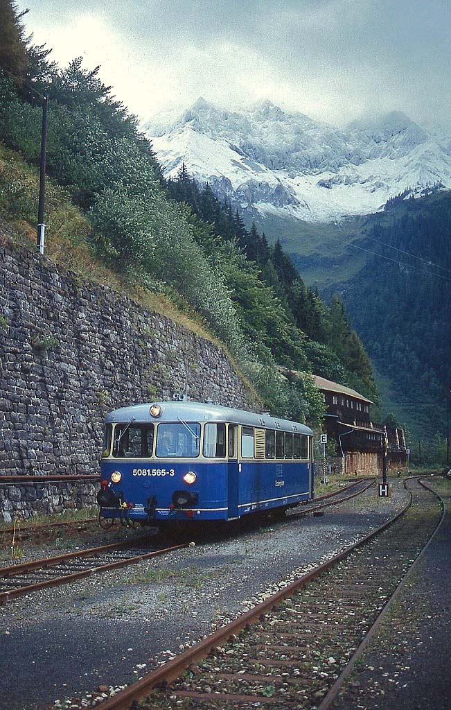 Auf seiner Fahrt von Eisenerz nach Vordernberg legt der 5081.565-3 im Bahnhof Erzberg eine Pause ein. Am Eisenerzer Reichenstein hat es im September 1992 den ersten Schnee gegeben.