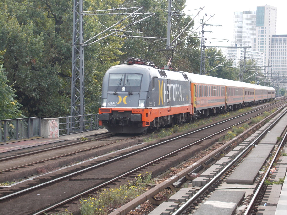 Auf der Stadtbahn,an der Station Berlin Tiergarten,erwischte ich die Locomore mit ihrem Zug aus Stuttgart am 23.September 2017.