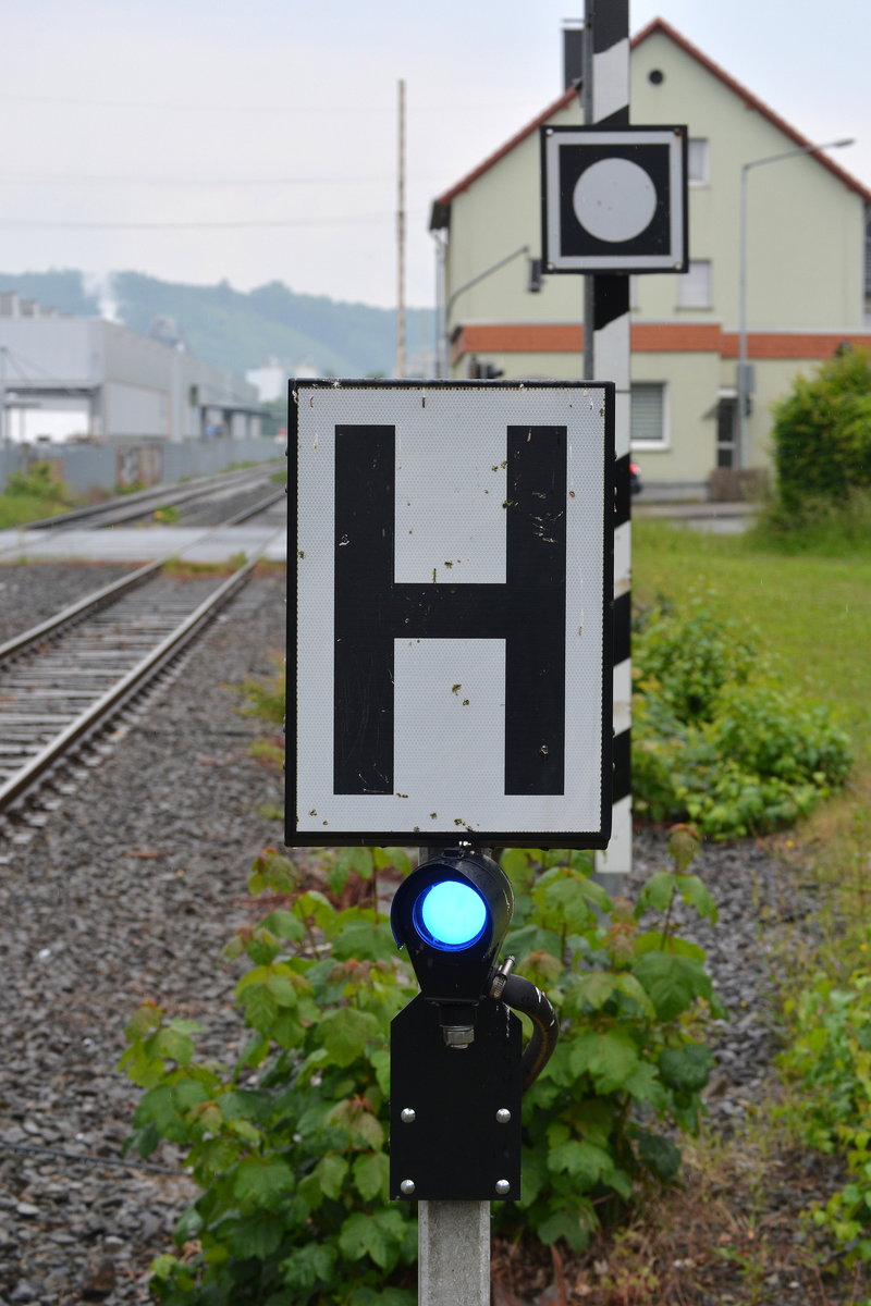 Auf der Strecke Neuenrade Menden fanden sich ZugLeitBetrieb Signale an den H-Tafeln. Neben der fernmündlichen Übermittlung der Fahrerlaubnis was durch Unwirksamschalten des 2000Hz PZB Magnete auch durch eine blau blinkende Überwachungslampe an den H-Tafeln angezeigt.

Lendringsen 12.06.2016