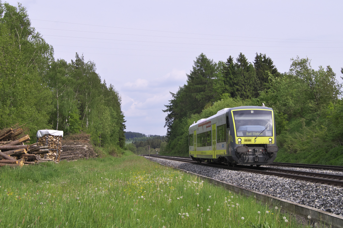 Auf Tour in Oberfranken: Agilis VT 650.701 ist auf der Relation Marktredwitz - Bad Steben unterwegs. Gleich geht es hinab ins Tal der Saale. Bahnstrecke 5050 bei Fattigau am 23.05.2017