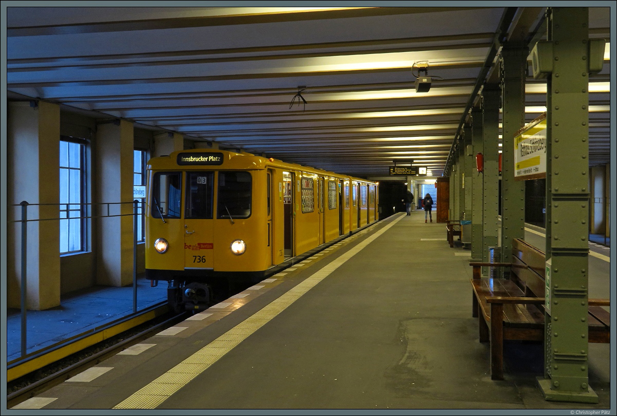 Auf der U-Bahnlinie 4 Nollendorfplatz - Innsbrucker Platz, der  Schöneberger U-Bahn , verkehren aufgrund der deutlich geringeren Nachfrage nur zweiteilige U-Bahn-Züge. Tw 736 der BVG hält am 22.01.2018 in der Station Rathaus Schöneberg. 