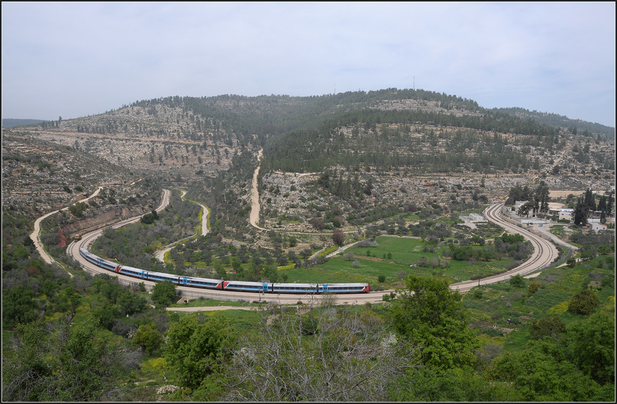 Auf vielen Gleisbögen hinauf nach Jerusalem -

Personenzug Tel Aviv - Jerusalem passiert Battir (Palästina).

23.04.2014 (J)