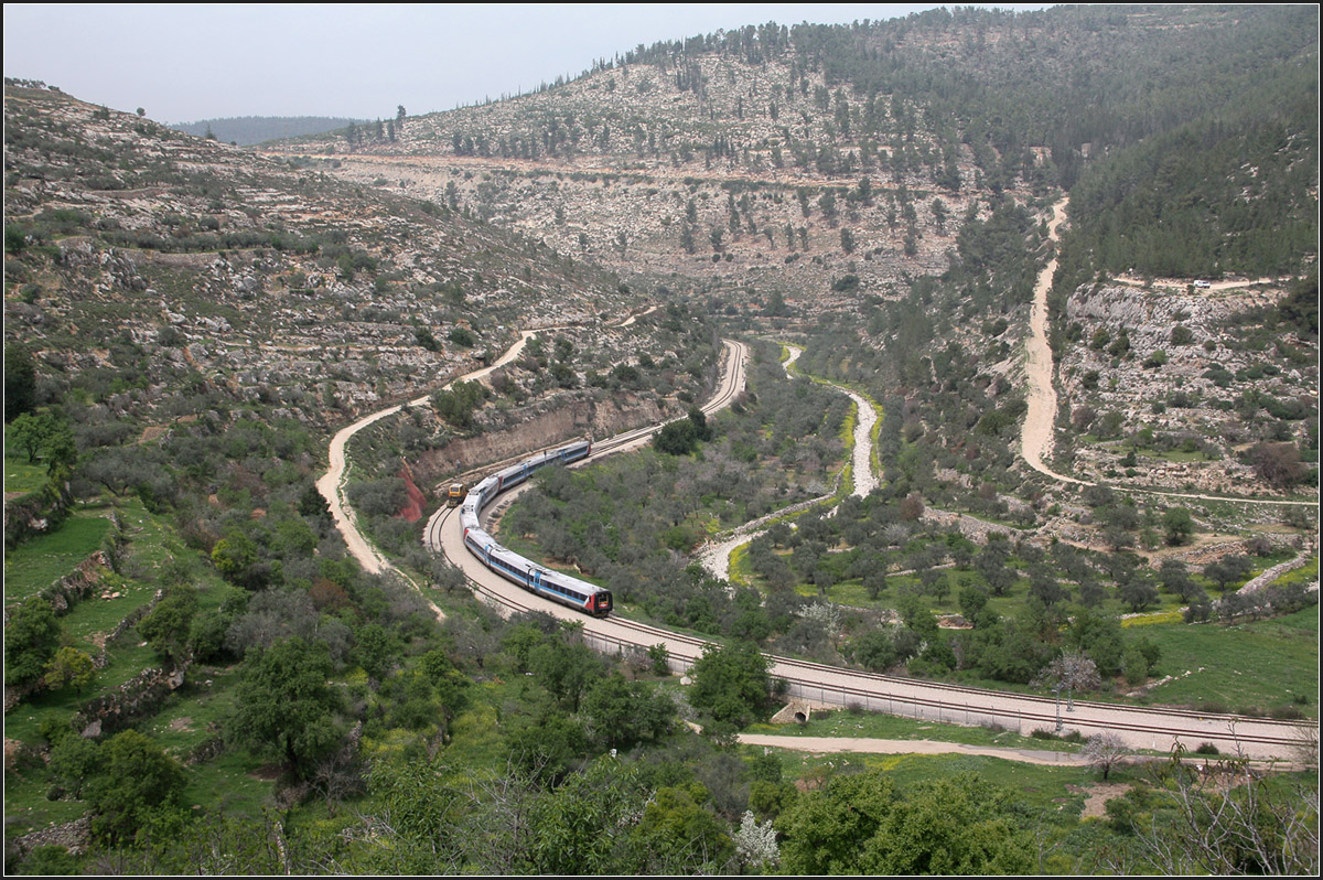 Auf vielen Gleisbögen nach Jerusalem -

Personenzug auf der Fahrt nach Jerusalem bei Battir (Palästina).

23.03.2014 (M)