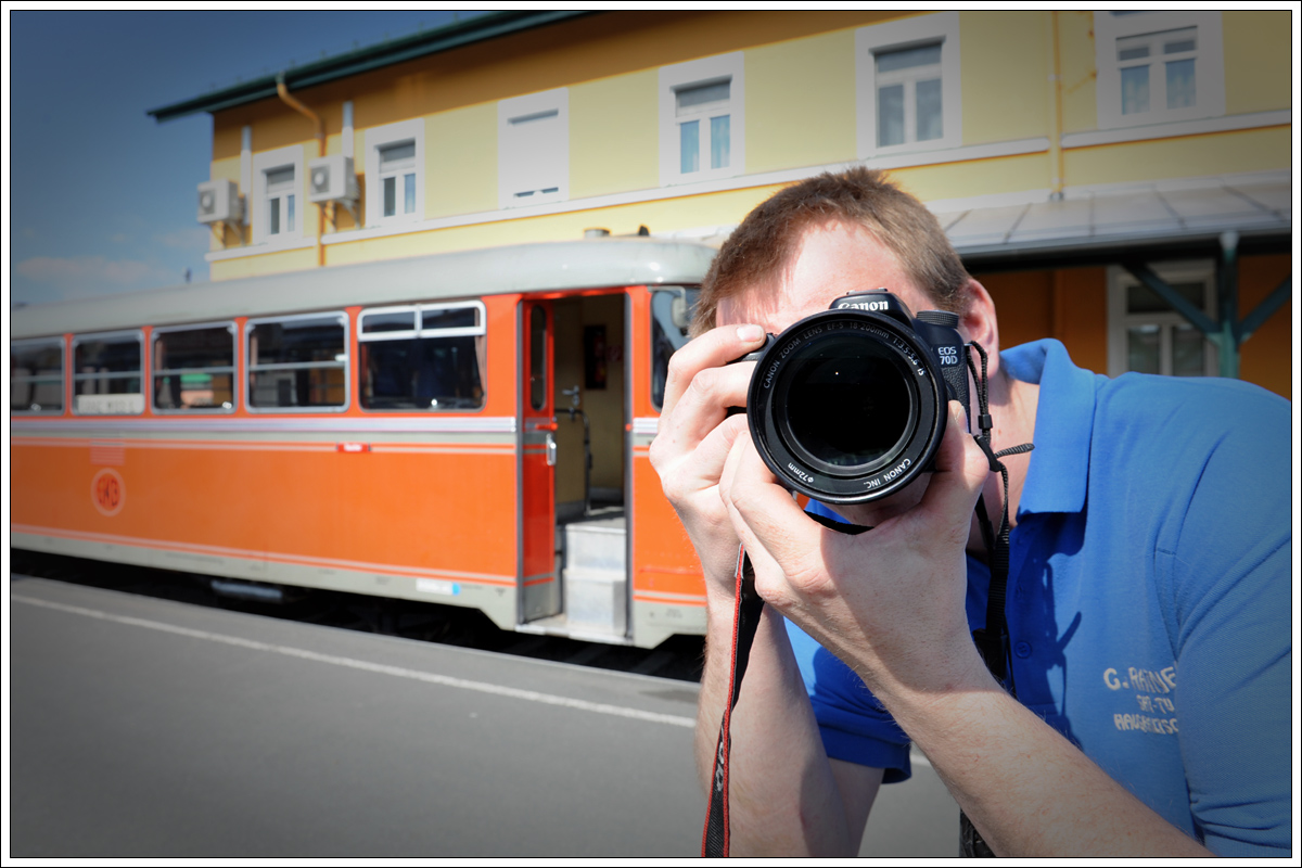 Auf Wunsch des abgebildeten Fotografen - Kollege Ferk bei der Ausübung seines Hobbys am 19.3.2016 in Wies aufgenommen. Im Hintergrund zu sehen: VT 10.02, der sich heute im Besitz der steirischen Eisenbahnfreunde befindet.