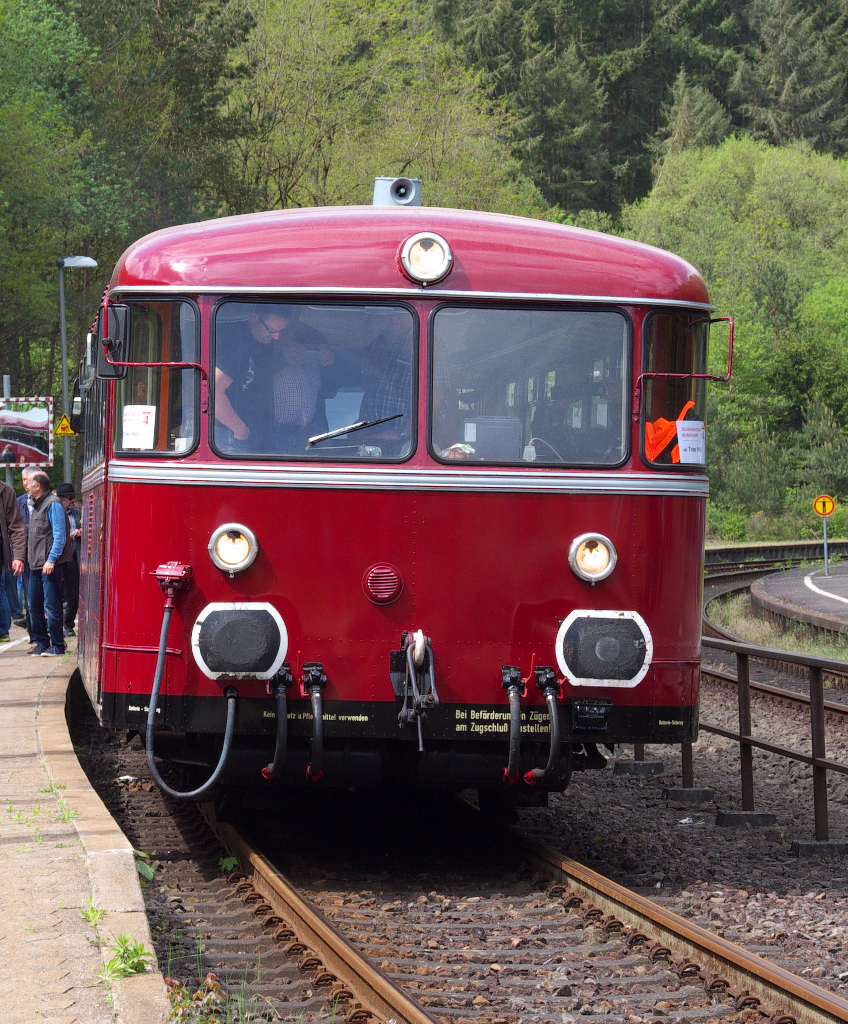 Aufenthalt und Kopf machen in Speicher. Die AKE Eisenbahntouristik veranstaltete am 14.05.2016 eine Schienenbus Sonderfahrt  Rund um Trier . Gefahren wurde von Trier Hbf. über die Eifelstrecke bis Speicher, dann zurück über Ehrang Gbf. und die Trierer Weststrecke (Güterzugstrecke). Bahnstrecke 2631 Hürth-Kalscheuren - Ehrang.