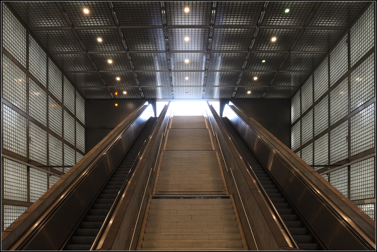 Aufgang ins Helle -

Architekturimpressionen Bahnhof Leipzig Wilhelm-Leuschner-Platz.

27.08.2017 (J)