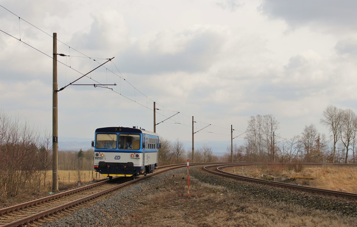 Aufgrund von Bauarbeiten war zwischen Vojtanov und Bad Brambach vom 13.-15.03.17 gesperrt. Deshalb pendelte ein 810er zwischen Cheb und Vojtanov. Hier 810 561-1 am 15.03.17 vor Vojtanov zu sehen. Rechts das Gleis geht nach Aš.
