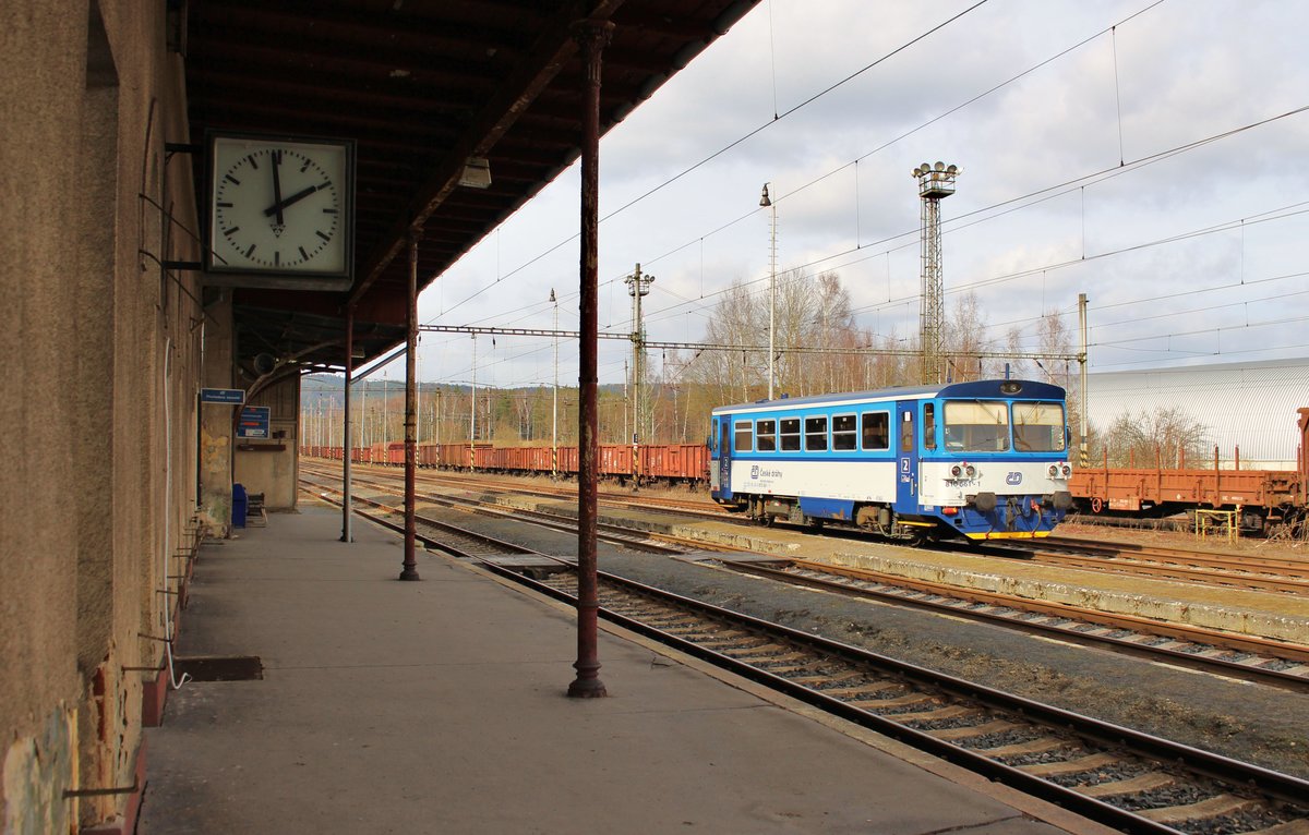 Aufgrund von Bauarbeiten war zwischen Vojtanov und Bad Brambach vom 13.-15.03.17 gesperrt. Deshalb pendelte ein 810er zwischen Cheb und Vojtanov. Hier steht 810 561-1 am 15.03.17 in Vojtanov. 