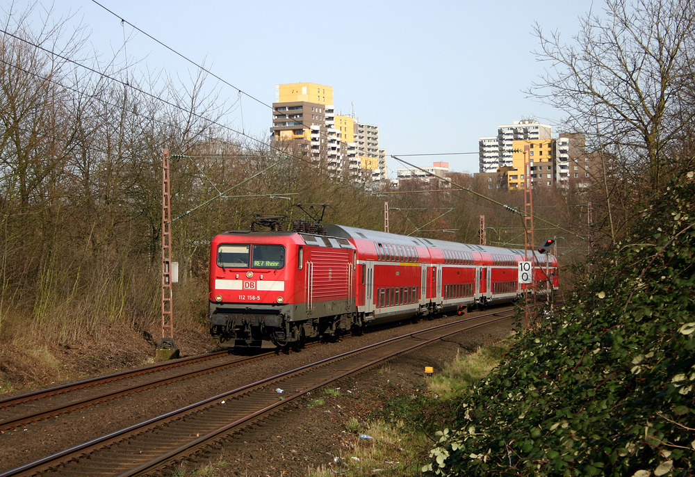 Aufgrund von Bauarbeiten wurde dieser und weitere Züge der Linie RE 7 an diesem Tag über die Chorweiler Schleife umgeleitet.
Wo sonst nur S-Bahn-Triebzüge fahren, bot sich so die Möglichkeit mal was lokbespanntes abzulichten.
Diese Aufnahme wurde am 4. März 2007 vom Haltepunkt Köln Volkhovener Weg aufgenommen.