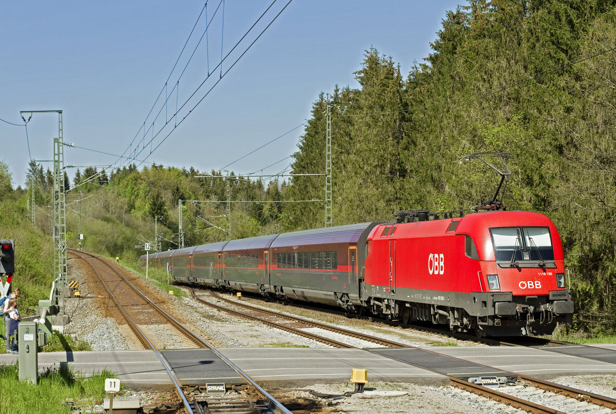 Aufgrund von Bauarbeiten zwischen Grafing und Rosenheim, wurden am Wochenende 7/8 Mai 2016 sämtliche Züge über die Mangfalltalbahn umgeleitet. Ein ÖBB-Taurus schiebt eine Railjetganitur aus den Bahnhof Kreuzstrasse in Richtung Teufelsgraben hinab. Die Strecke wird planmäsig nur im Regionalverkehr befahren.