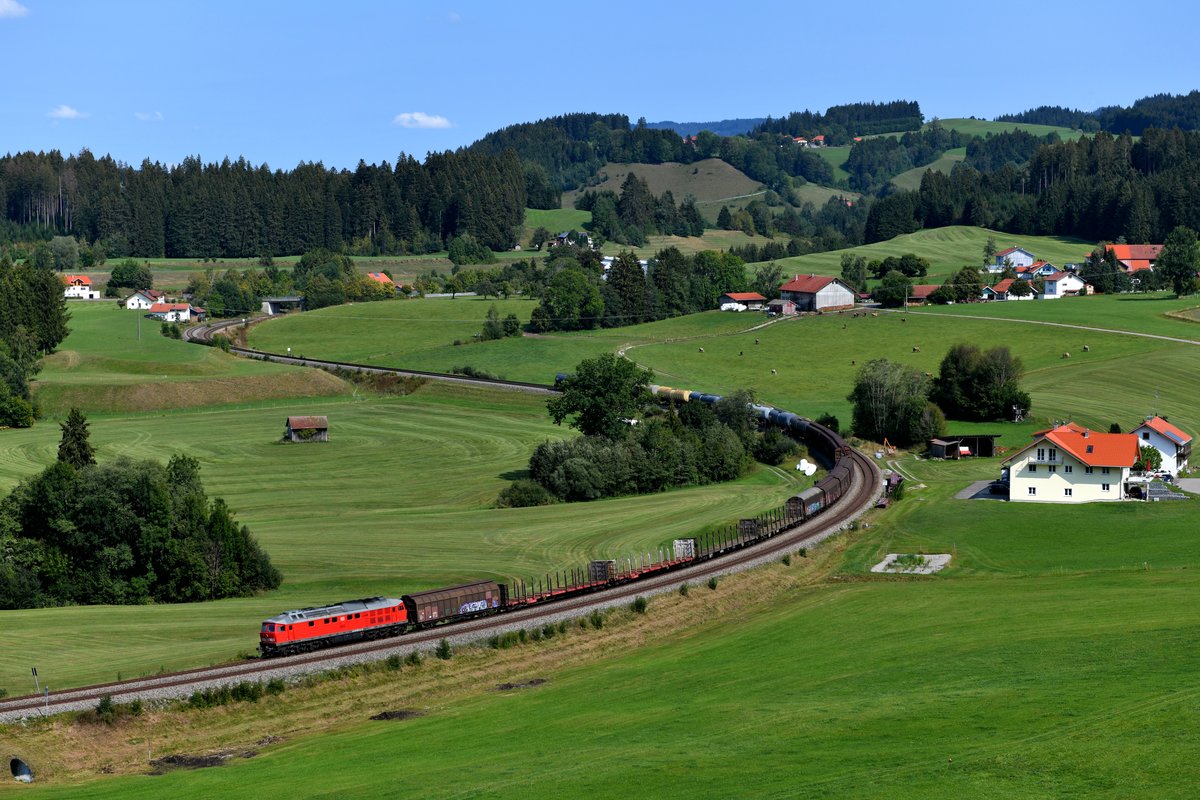 Aufgrund des liegen gebliebenen EC 196 und der daraus resultierten Streckensperre kam der EZ 45192 von Hall in Tirol nach Bludenz am 28. August 2018 mit gehöriger Verspätung durch die S-Kurve bei Harbatshofen gefahren. Es führte 232 669. 