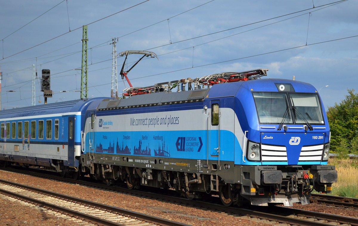 Aufgrund eines Böschungsbrandes in Brandenburg wurde am 28.08.18 einiger Personenverkehr umgeleitet, auch der EC nach Prag mit der ČD - České dráhy a.s ELL Vectron   193 291  [Name: Linda] [NVR-Number: 91 80 6193 291-2 D-ELOC] fuhr am Nachmittag durch den Bf. Flughafen Berlin-Schönefeld.