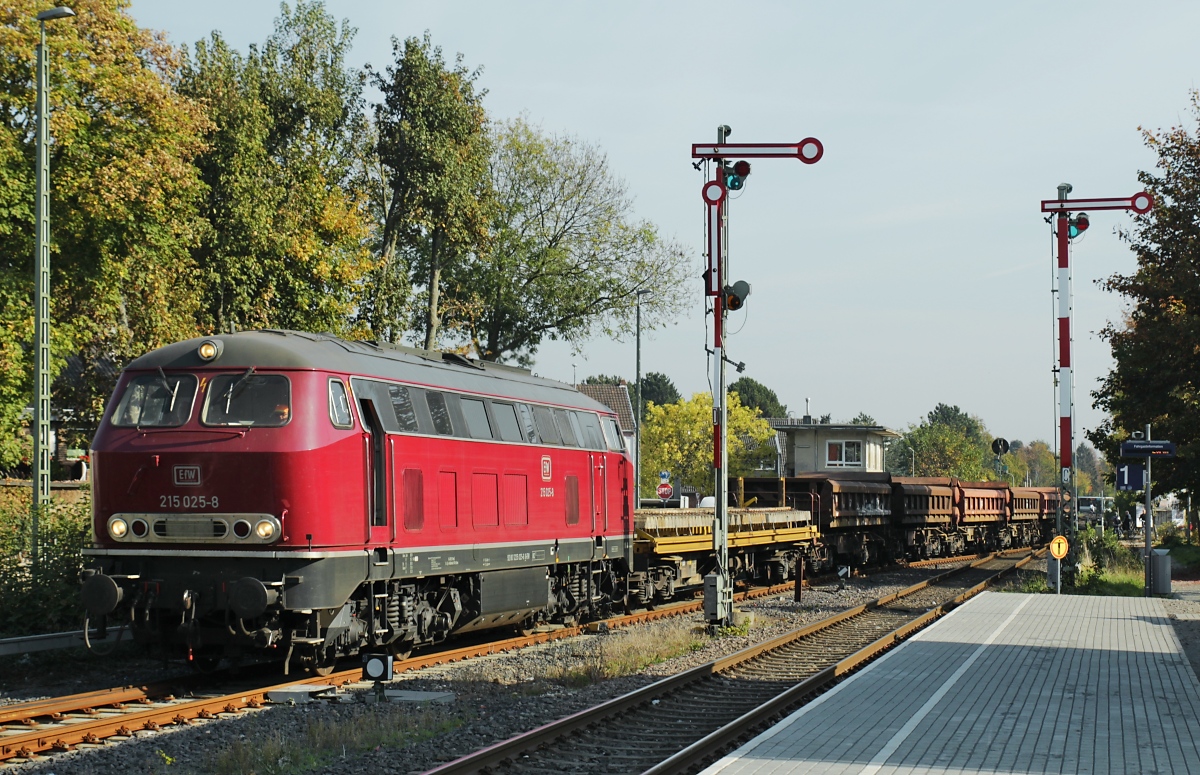 Aufgrund von Gleisarbeiten wurde die Strecke der Linie RB 34 zwischen Wegberg und Dalheim vom 15. bis 20.10.2018 gesperrt. Aus Rheydt kommend fährt EfW 215 025-8 mit einem Bauzug am 17.10.2018 in Mönchengladbach-Rheindahlen ein.