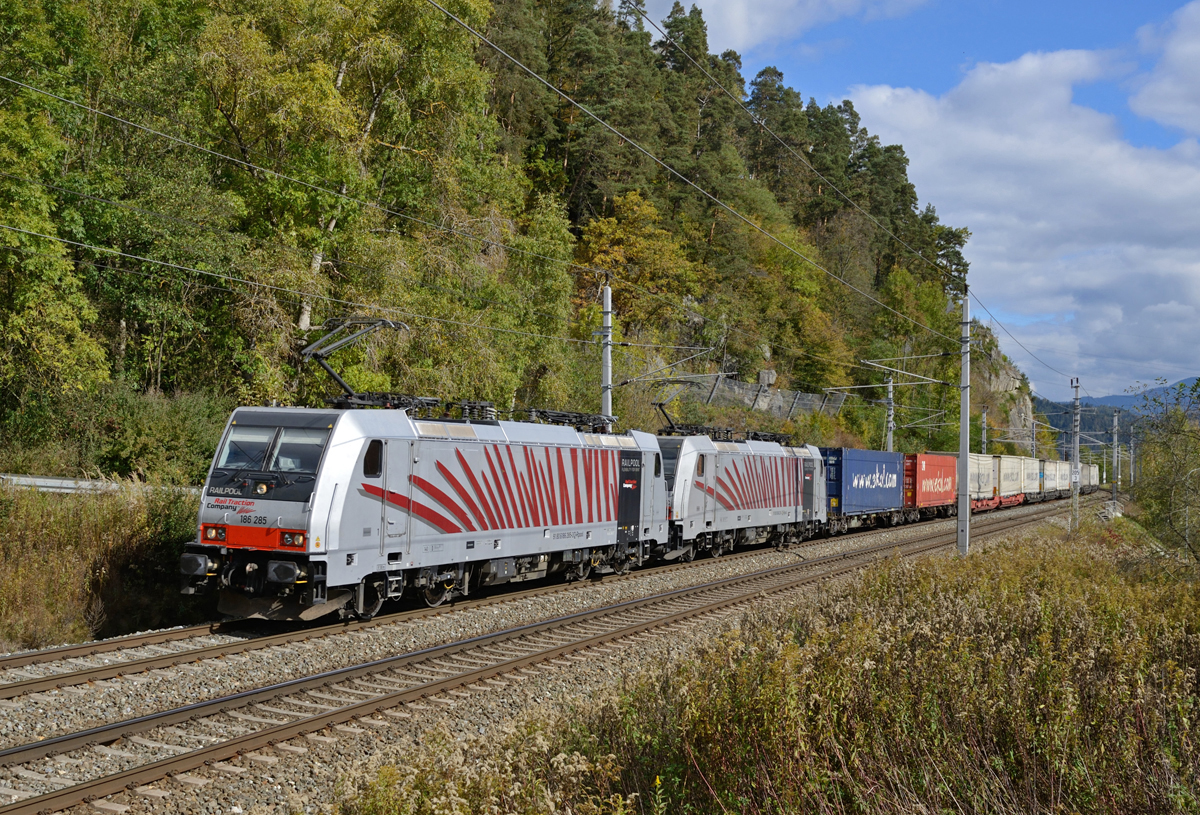 Aufgrund der Tauernsperre wurde der von 186 285 und 186 281 bespannte Lokomotion-Zug 41853 am 09.10.2016 über das Ennstal sowie die Kronprinz-Rudolf-Bahn umgeleitet wurde von mir bei Kaisersberg fotografiert. 