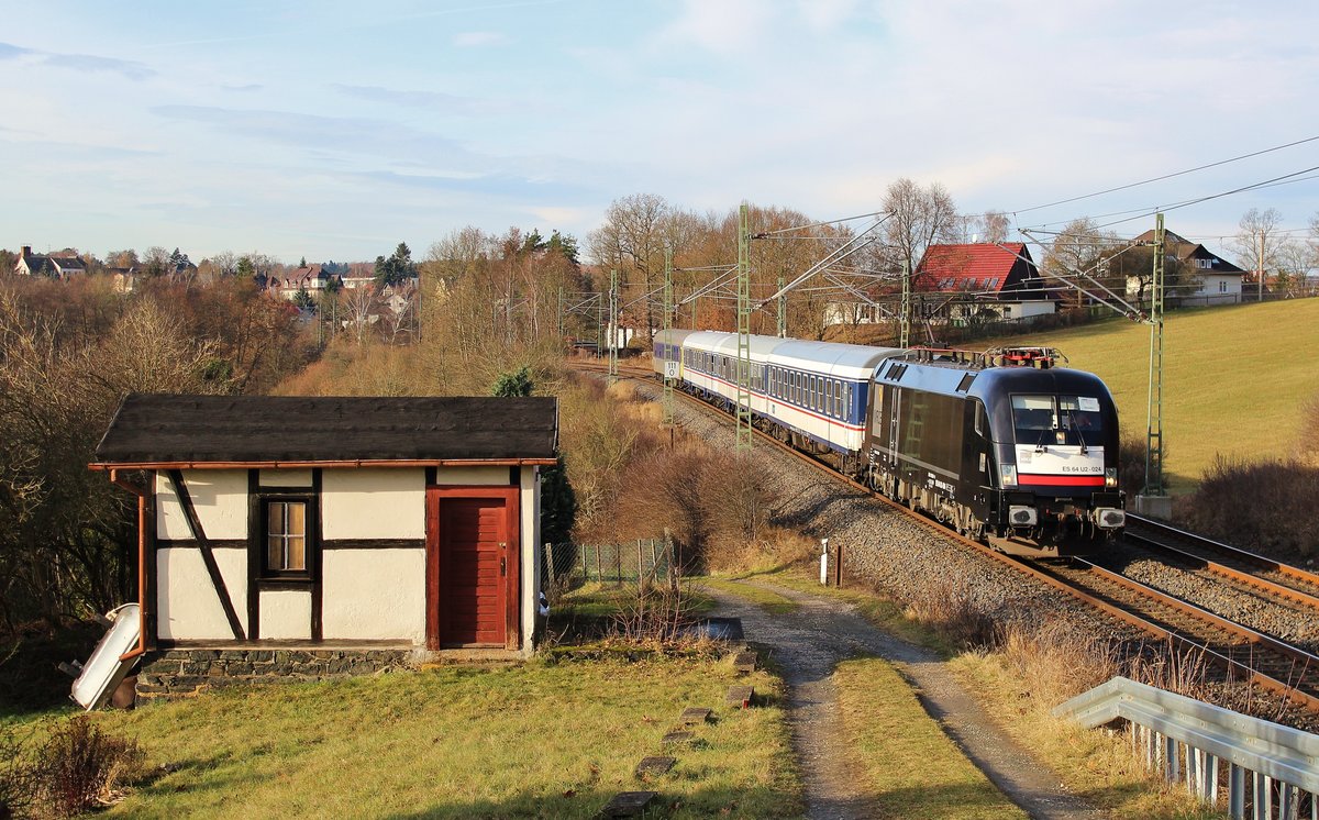 Aufgrund der vielen Triebwagenausfälle bei der MRB, fuhr nun auch die MRCE ES 64 U2 024 (182 524) einige Umläufe. Hier RE 26975 am 10.12.16 in Jößnitz.