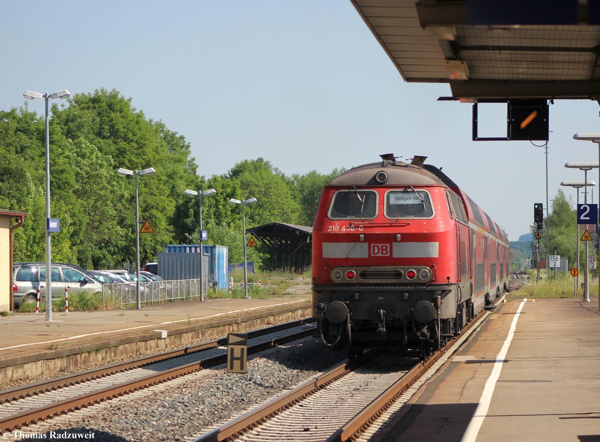 Aufnahme vom 29. Mai 2017. Der IRE nach Stuttgart über Ulm verläßt den Bahnhof Aulendorf an der Südbahn. Schublok ist 218 438-0. Ein solches Foto kann man voraussichtlich nur noch wenige Jahre machen, da die Südbahn, KBS 751, bis zum Jahr 2021 unter Fahrdraht sein soll. Gleichzeitig soll auch der Abschnitt von Friedrichshafen und Lindau der Bodenseegürtelbahn elektrifiziert sein. 