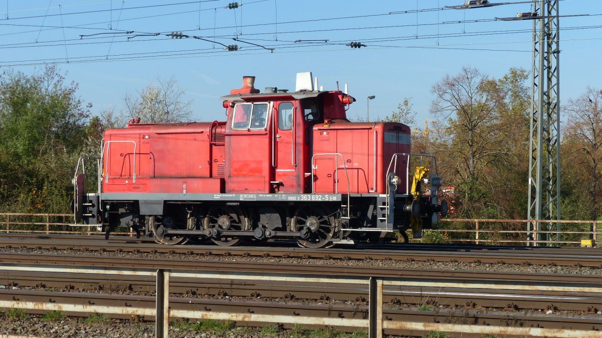 Aufnahme vom 31. Oktober 2013. Eine der beiden Dieselrangierlokomotiven der BR 363, ehem. V60, am Bahnhof Heilbronn. Hier die 363 692-5. Die Lok ist zustzlich mit automatischen Kupplungen ausgestattet.