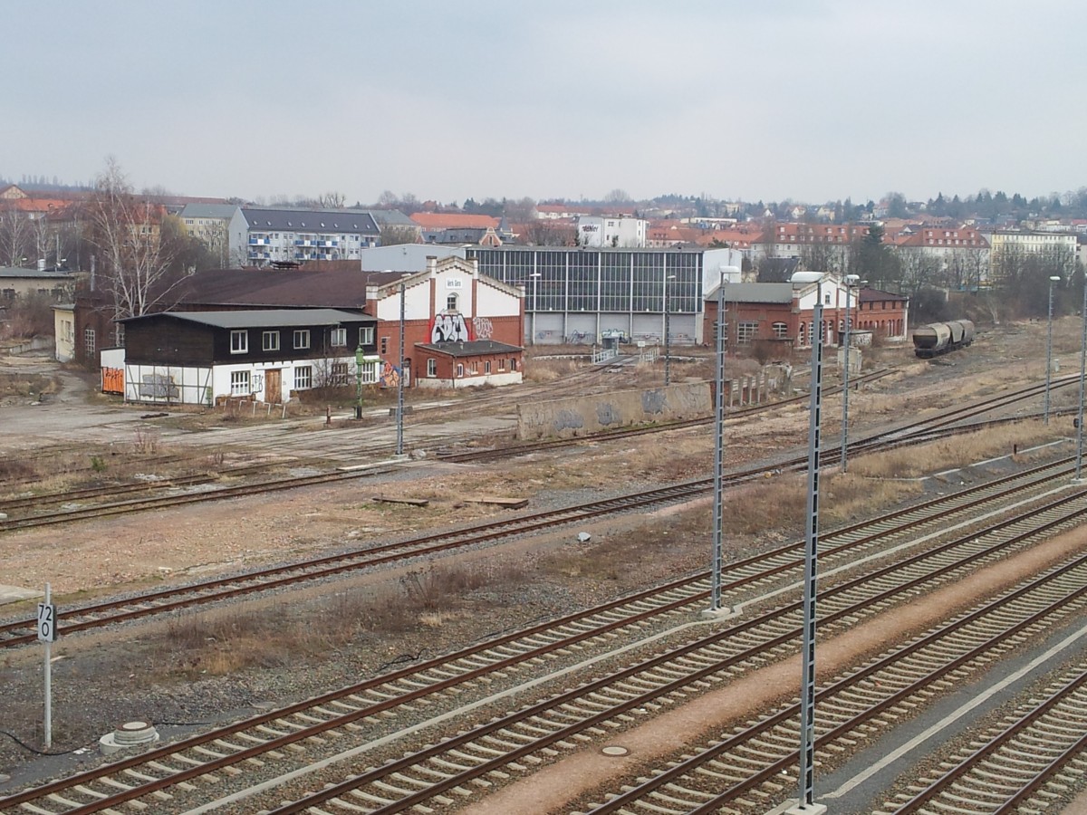 Aufnahme allerdings nur mit Handy von der Bahnhofsbrücke über die verbliebenen Gleisanlagen in Richtung ehemaliges Bahnbetriebswerk mit Lokleitung 21.03.2015.
