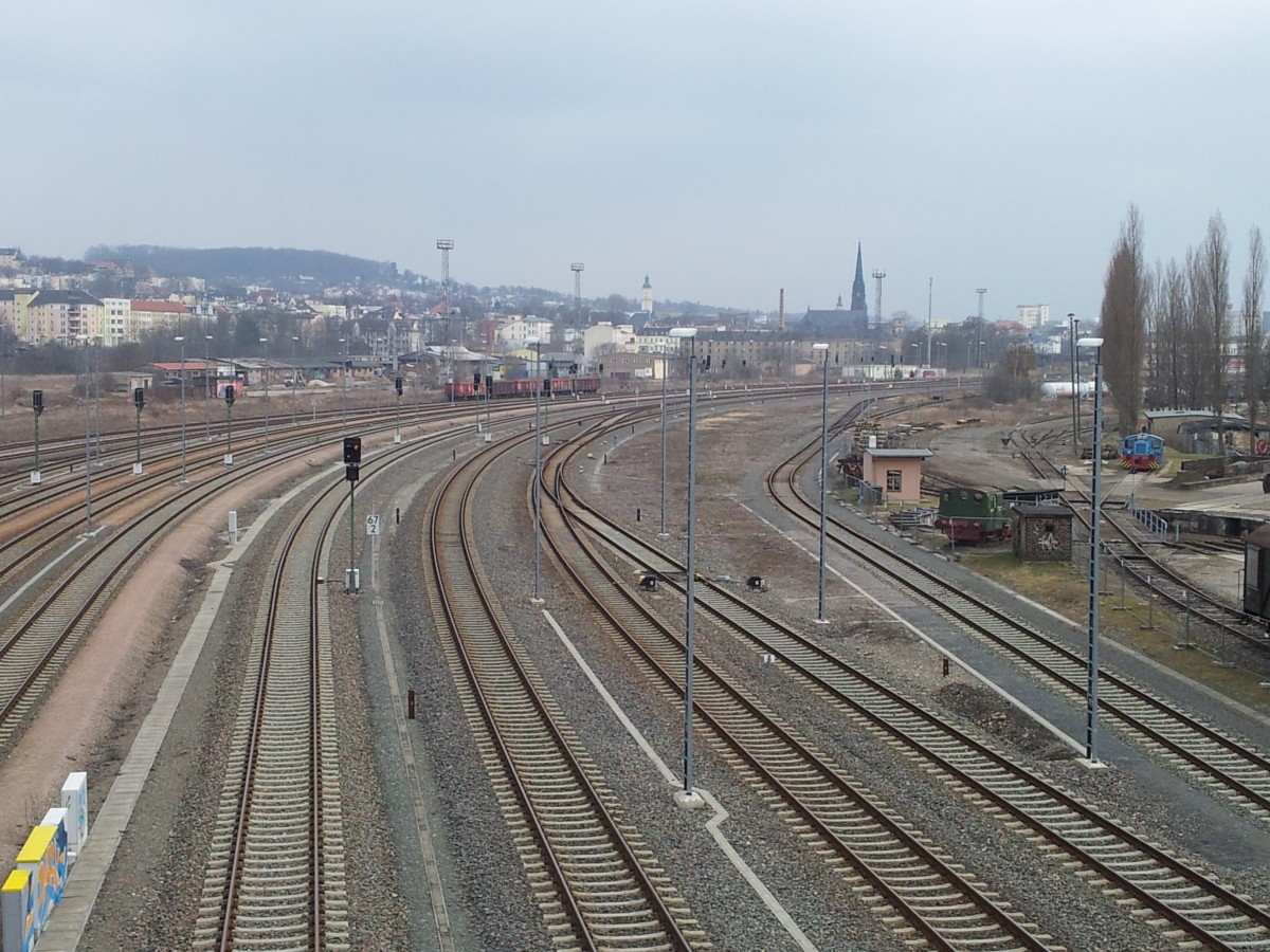 Aufnahme allerdings nur mit Handy von der Bahnhofsbrücke über die verbliebenen Gleisanlagen in Richtung Gera Hbf, Gera Süd und Weida 21.03.2015